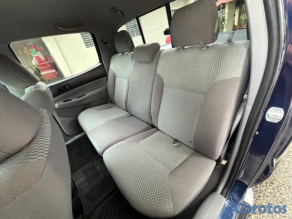 jeepetas y camionetas - se vende Tacoma 2013 4
