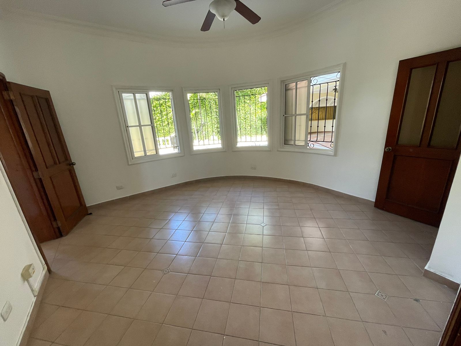 casas - Mansión De 3 Niveles En Zona Exclusiva De Los Ríos 3