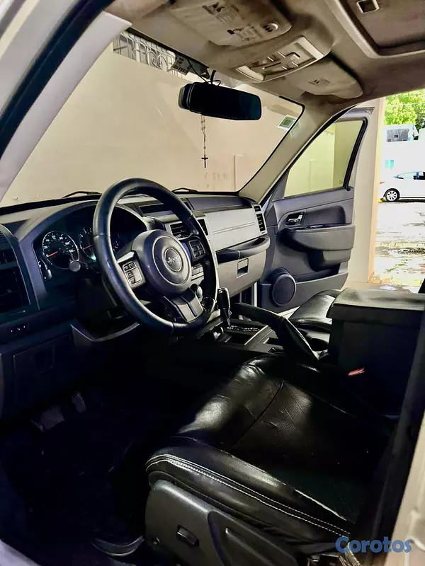 jeepetas y camionetas - Vendo Jepp Liverty  7