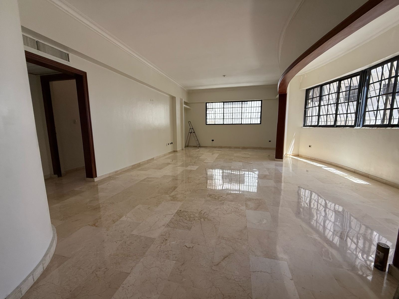apartamentos - Alquiló Evaristo morales piso 4 tres hab con su ba