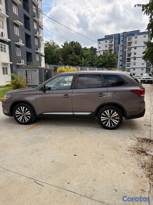 jeepetas y camionetas - Mitsubishi Outlander 2020 11