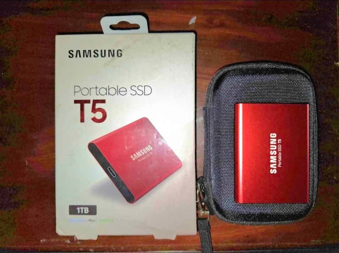 computadoras y laptops - Samsung T5 Portable SSD 1TB - USB 3.1 External + Travel Case 0