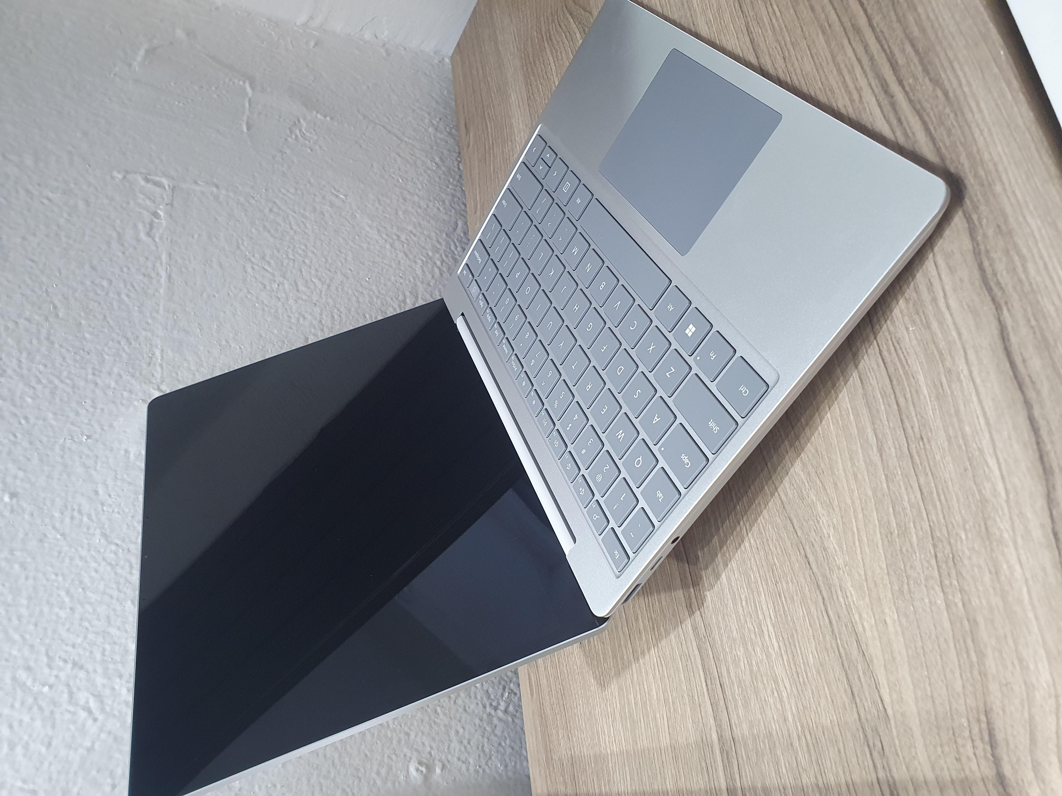 computadoras y laptops - Microsoft Surface Laptop Go3, Core i5 12th, Touch 12,4" 8GB RAM, 256GB SSD Nueva 4