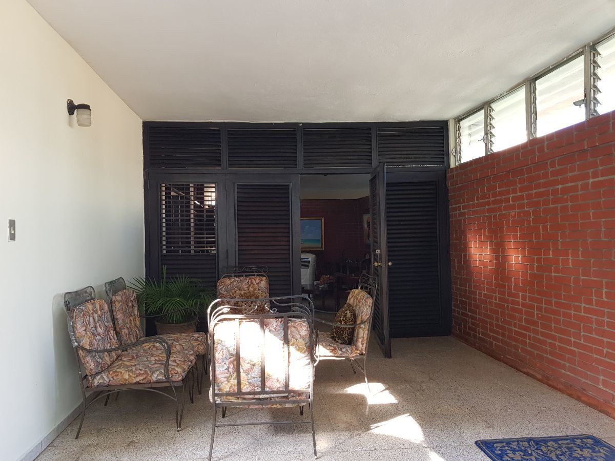 casas - Casa en Alquiler en Julieta con mucho patio 1