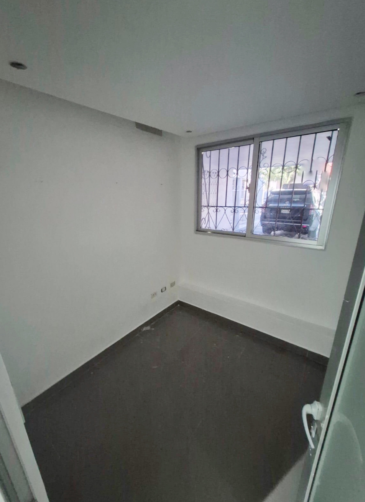 oficinas y locales comerciales - Local céntrico y amplio  4