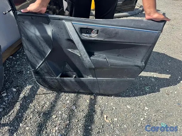 repuestos - Las 4 puertas de Toyota corolla 2015 con sus covers.  9