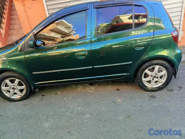 carros - Toyota Vitz 2002 – Económico y confiable 4