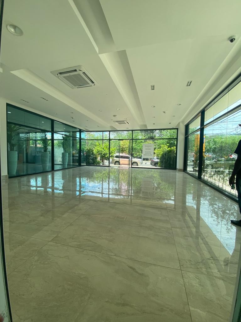 oficinas y locales comerciales - Local de oficina en renta en av. Romulo en renta 