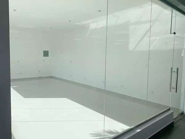oficinas y locales comerciales - Local céntrico en segundo nivel 4