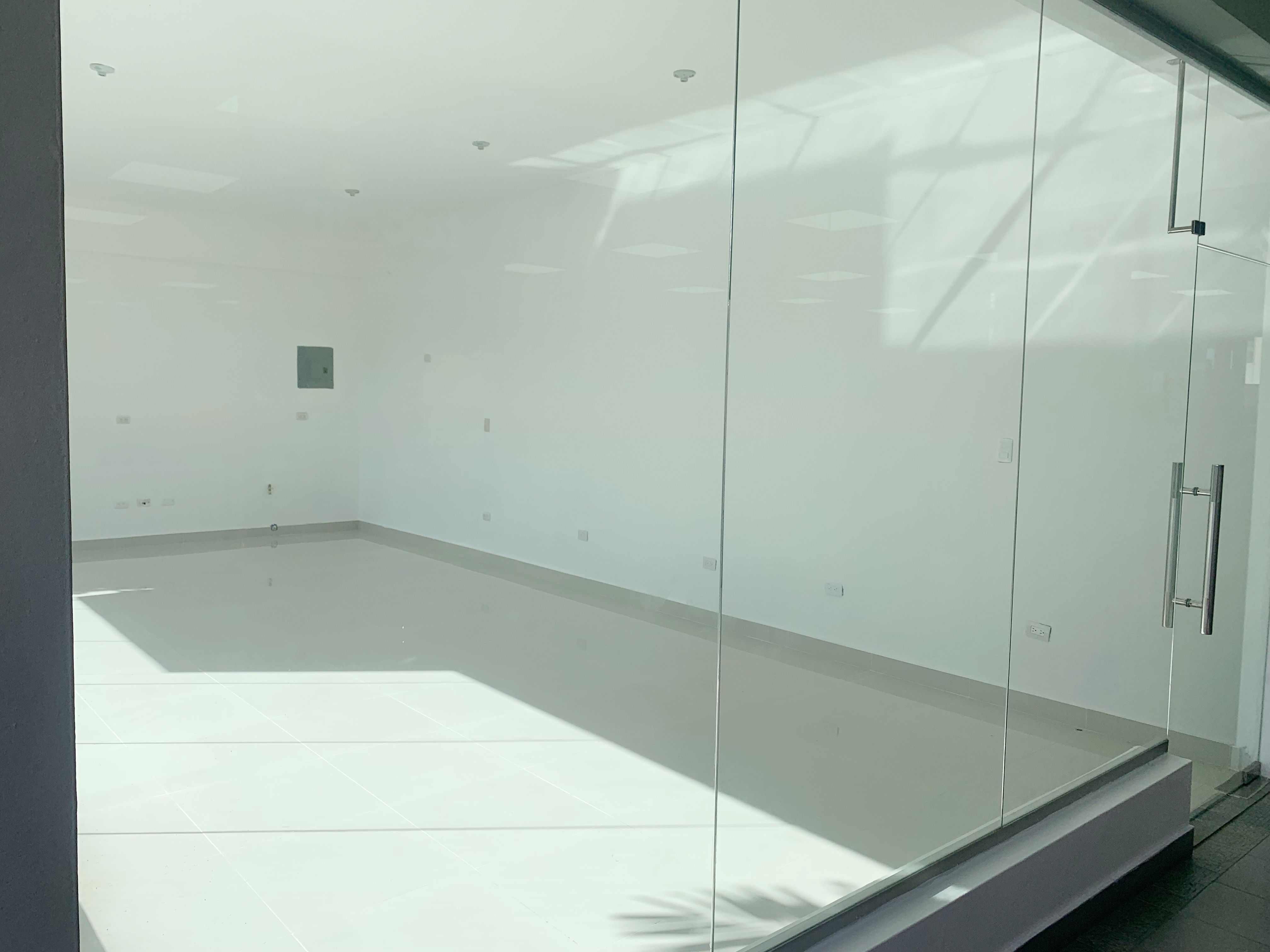 oficinas y locales comerciales - Local céntrico en segundo nivel 3