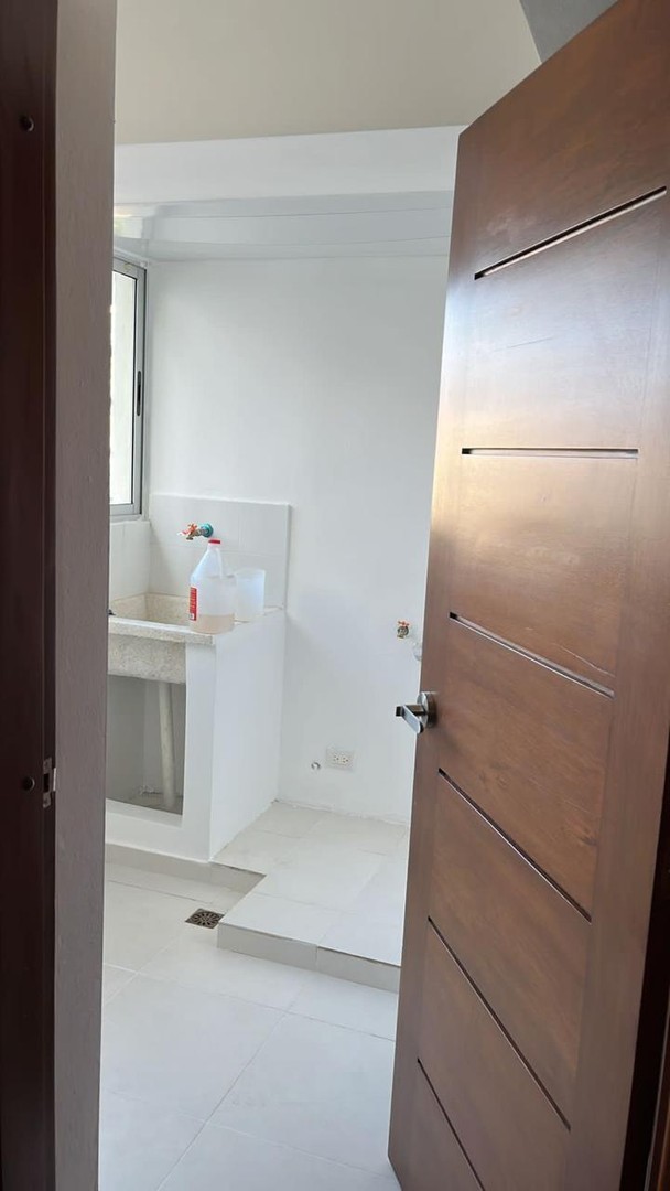 apartamentos - Vendo apto en Naco 
189.95 mts
Piso 5
3 Hab, principal w/c 
2 1/2 baños 
RD$13.5