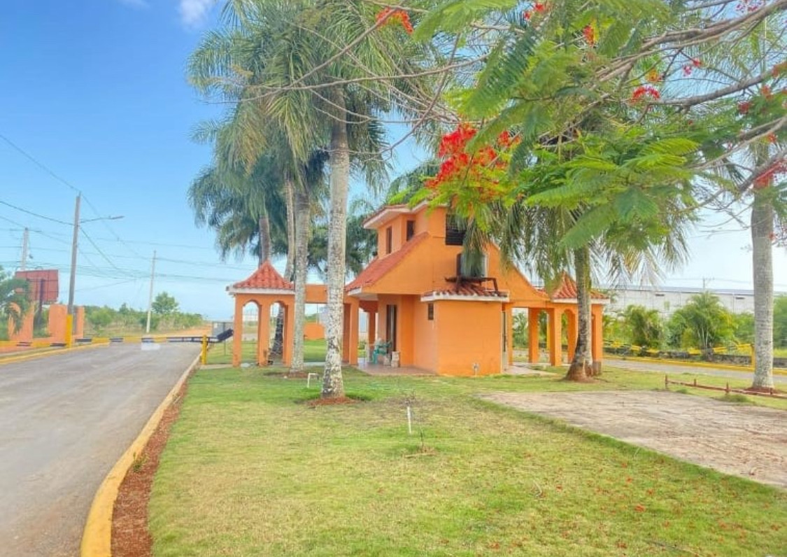 solares y terrenos - Solares en la Av ecológica zona oriental precios 8,000 m2 1