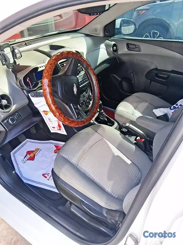 carros - Chevrolet Sonic LS Hatchback 2015 Mecanico  8