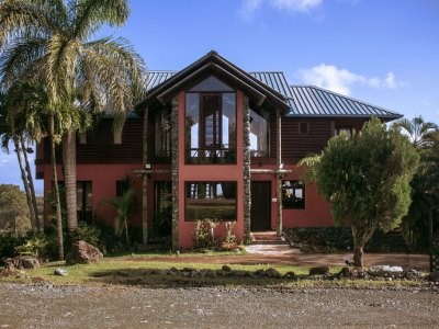 casas vacacionales y villas - Villa Exquisita con Increíble Vista en las Alturas de la Montaña 0