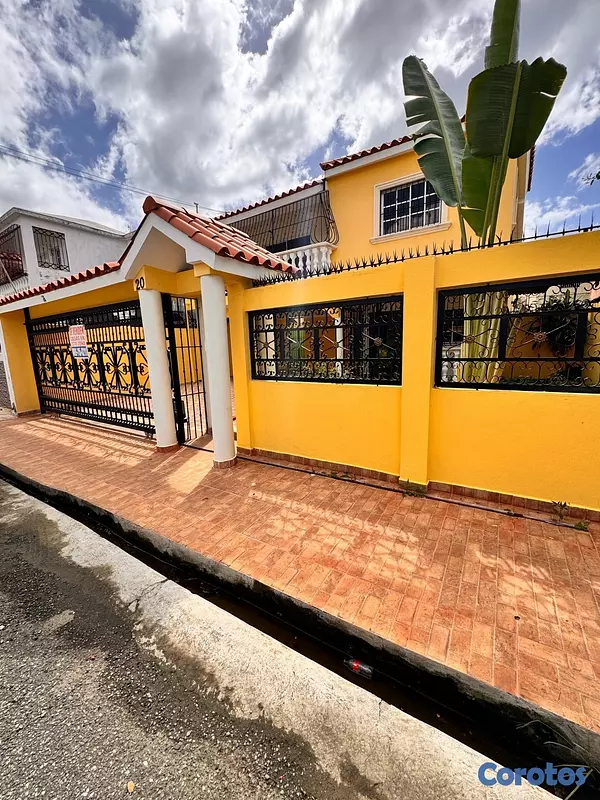 casas - venta de casa en la autopista de san isidro con 4 parqueos Santo Domingo este  2