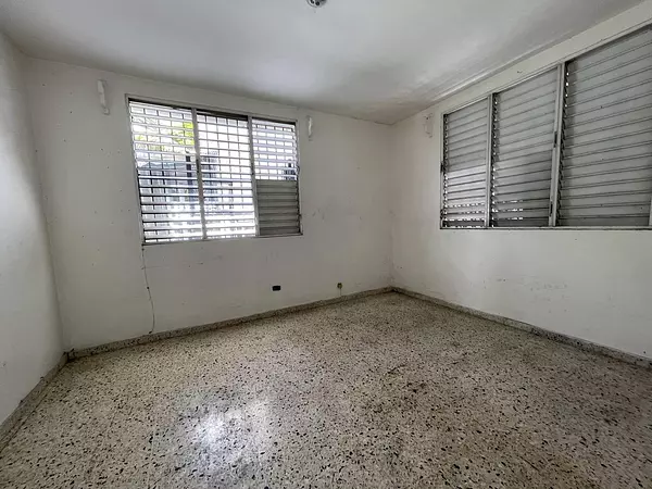 oficinas y locales comerciales - Alquiler Local Av Rómulo Betancourt 8