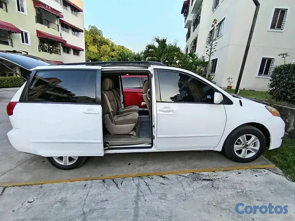 jeepetas y camionetas - Toyota sienna 2010  8