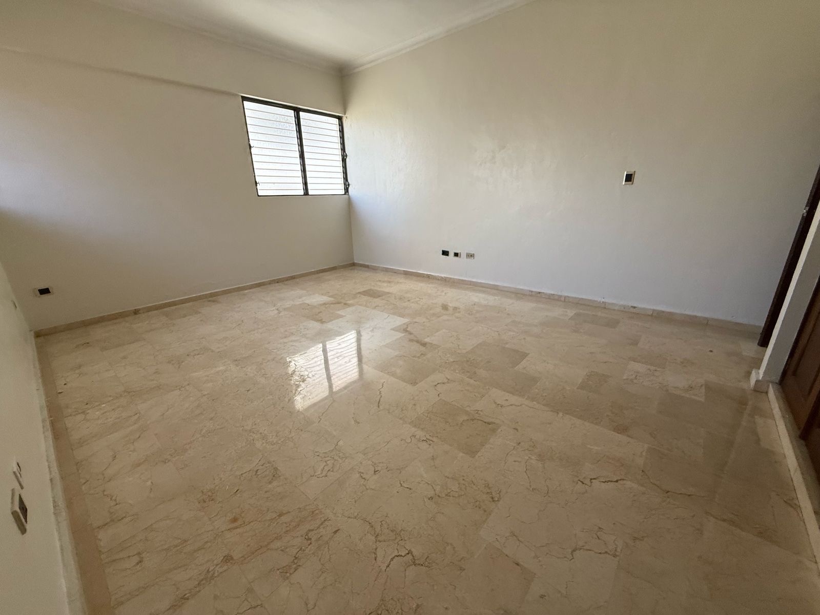 apartamentos - Alquiló Evaristo morales piso 4 tres hab con su ba 2