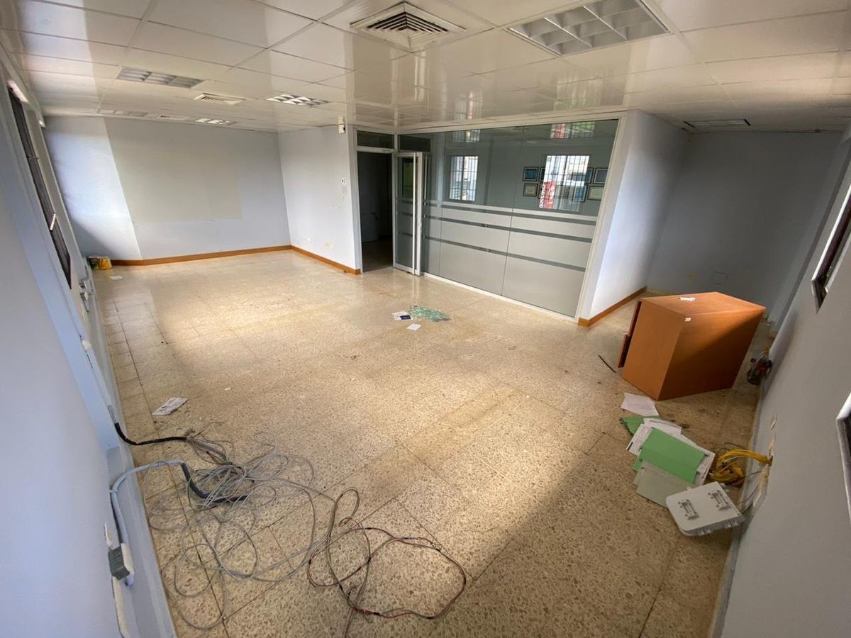oficinas y locales comerciales - 🔵Alquilo Local para oficina 65 mts 3er piso en la castellana
 4