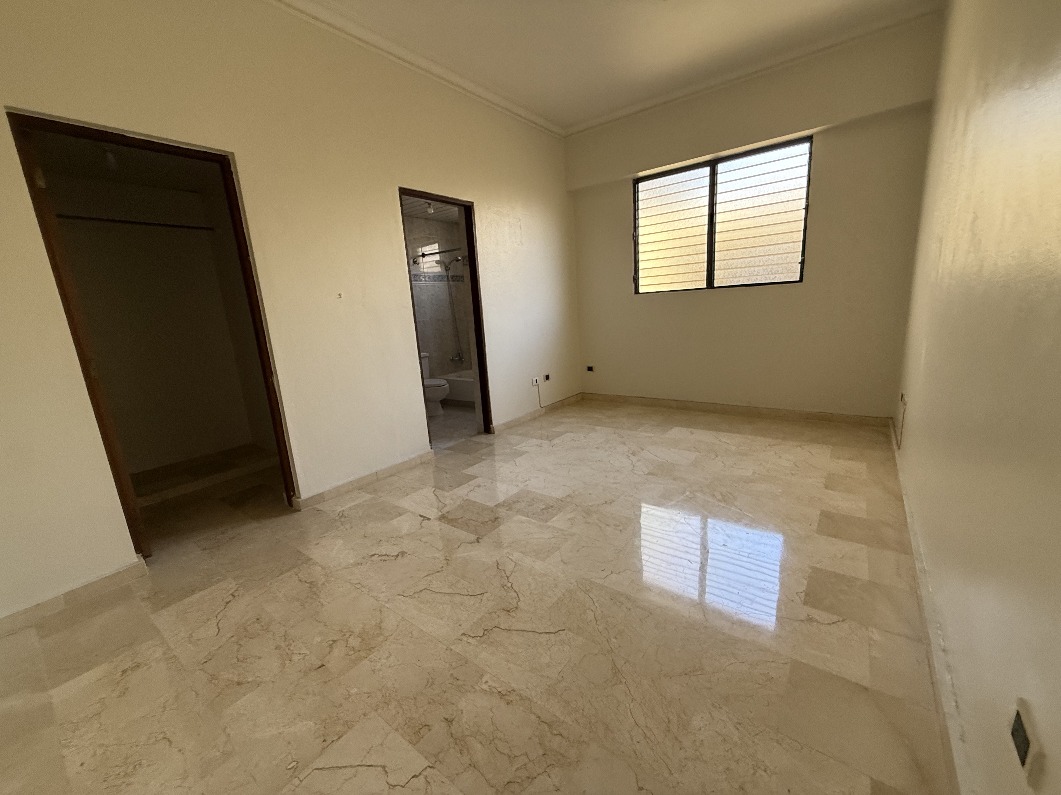 apartamentos - Alquiló Evaristo morales piso 4 tres hab con su ba 0