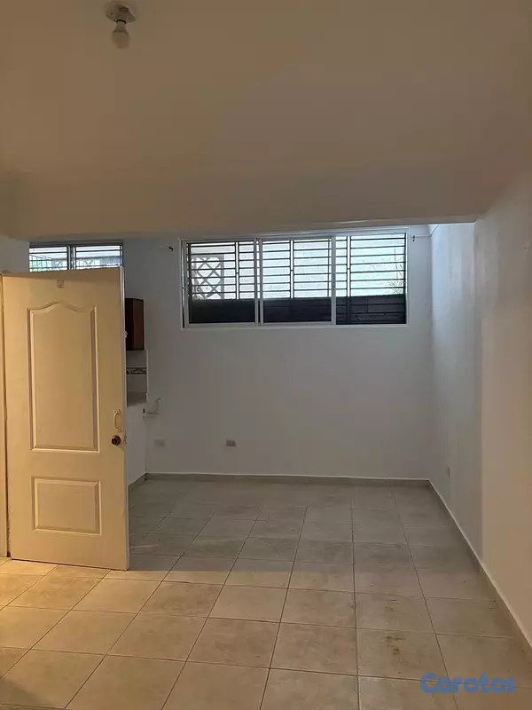 apartamentos - vendo Quisqueya primer nivel ideal para inversión una habitación parqueo baño  3