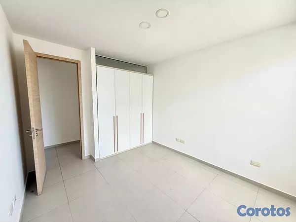 apartamentos - vendo Evaristo Morales tres habitaciones tres baños dos parqueos servicio  2