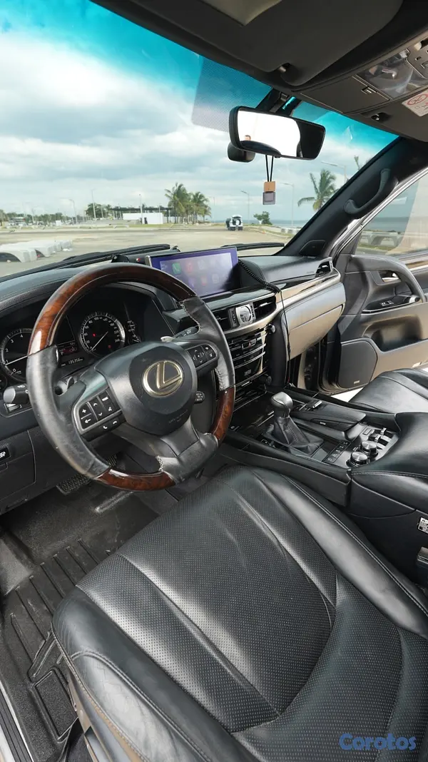 jeepetas y camionetas - Lexus LX 570 2016 135,000km en excelentes condicio 4
