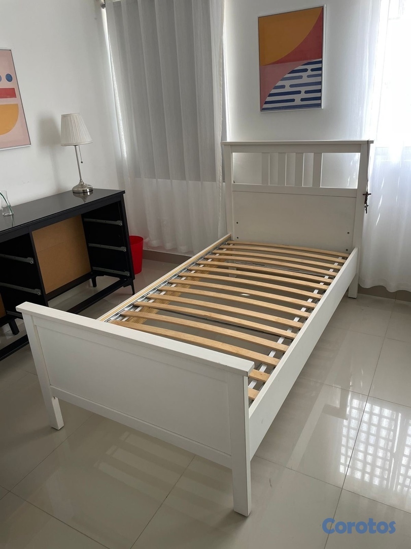muebles y colchones - Cama Twin blanca con colchón incluido en excelentes condiciones  2