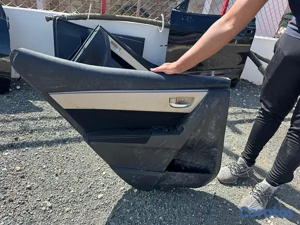 repuestos - Las 4 puertas de Toyota corolla 2015 con sus covers.  13