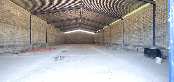 oficinas y locales comerciales - Nave cerca al aeropuerto  2