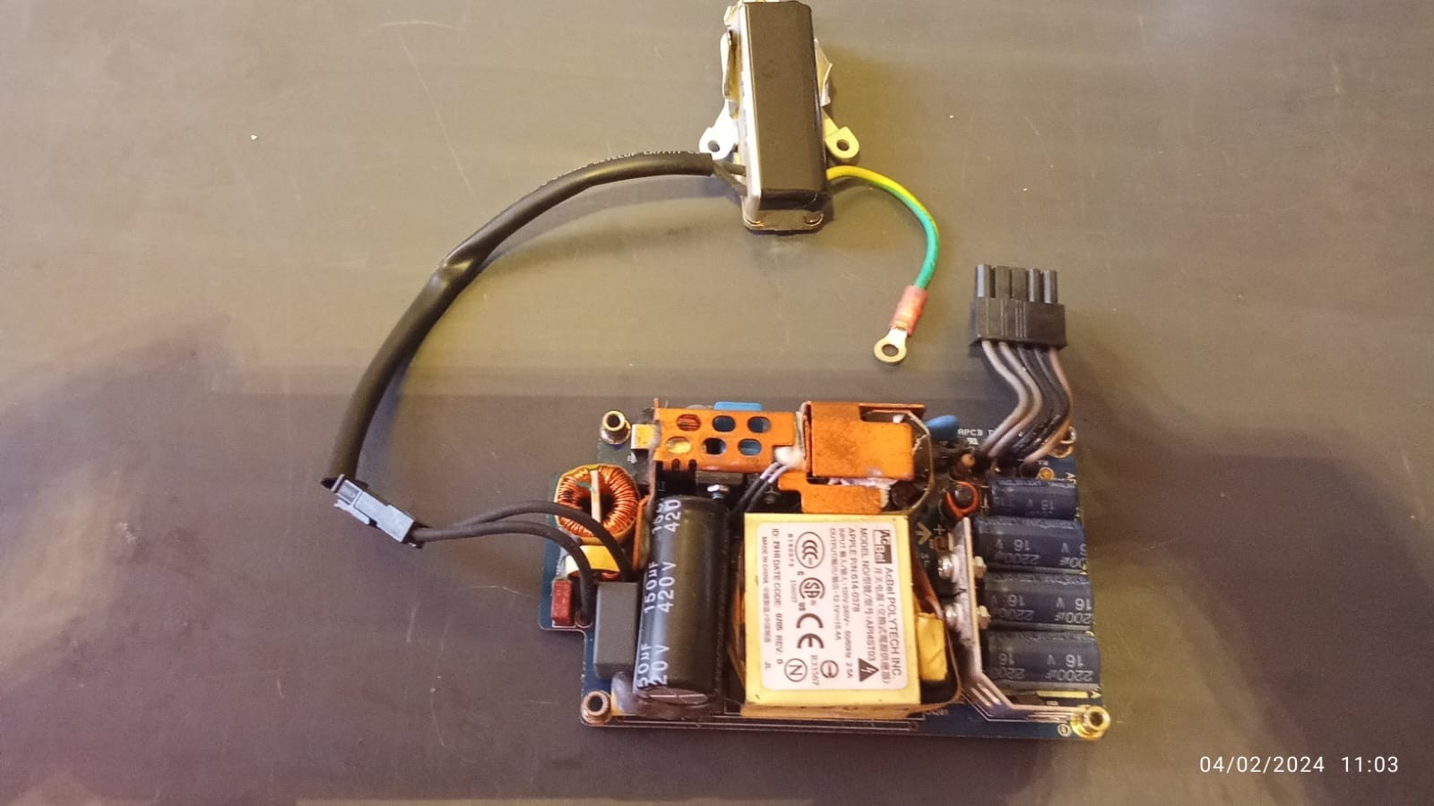 computadoras y laptops -  Power supply IMac, 5y 12 v RMS, 15.5 amperes 1