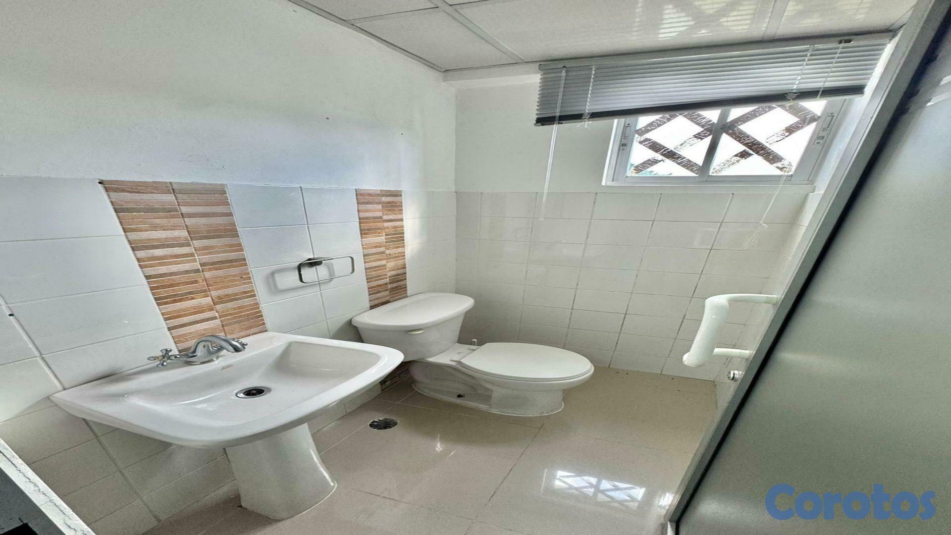 oficinas y locales comerciales - Oficina Comercial en Alquiler Semi-Amueblada Ensanche Julieta 6