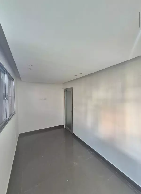 oficinas y locales comerciales - Local céntrico y amplio  9