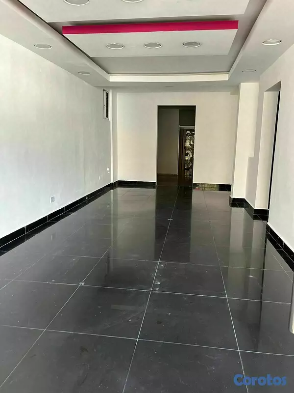oficinas y locales comerciales - En La Enriquillo AMPLIO local de 240mts 4 parqueos 2