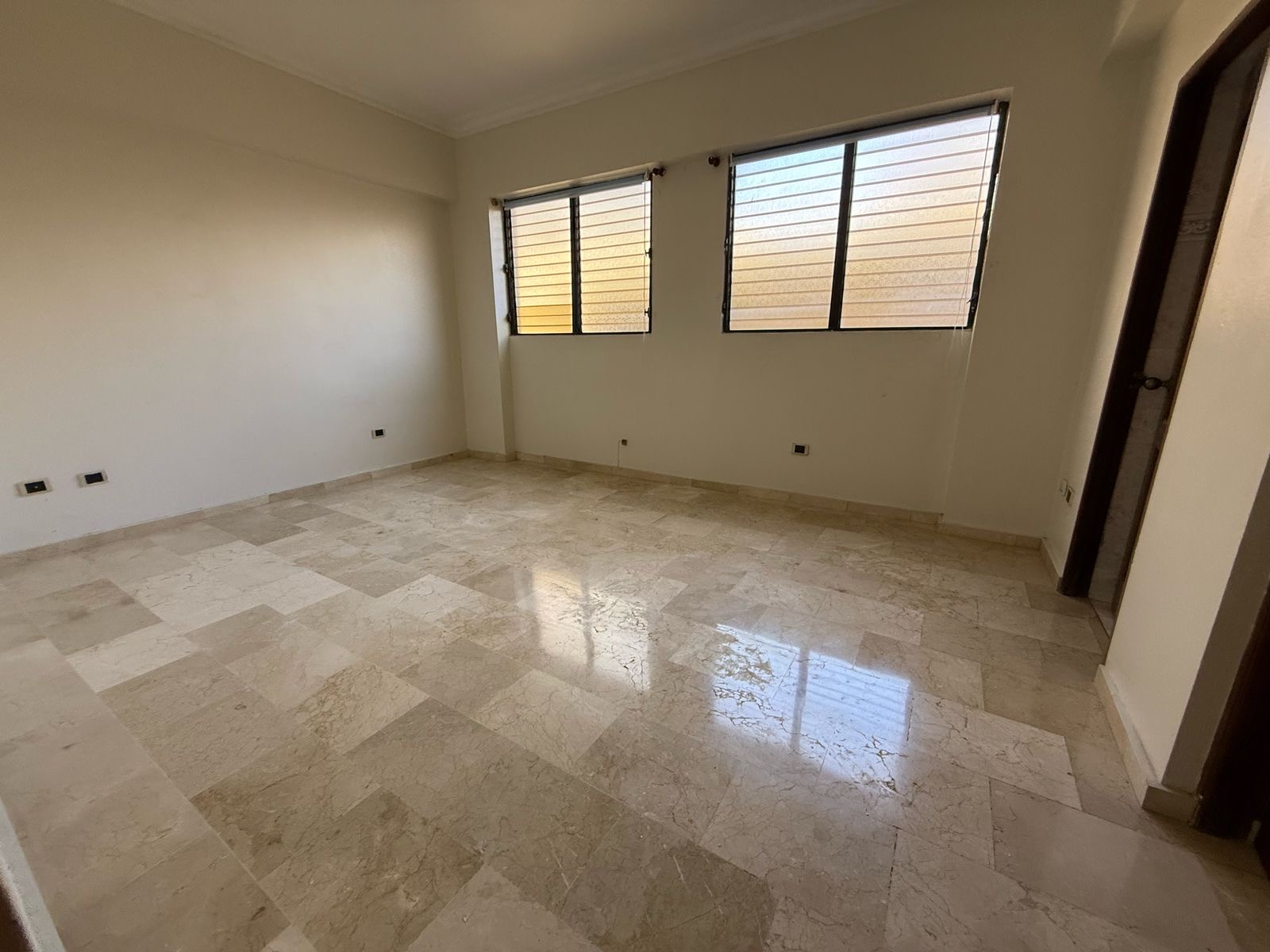 apartamentos - Alquiló Evaristo morales piso 4 tres hab con su ba 4