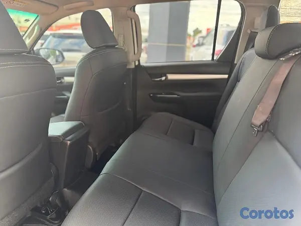 jeepetas y camionetas - Toyota Hilux 2016 6