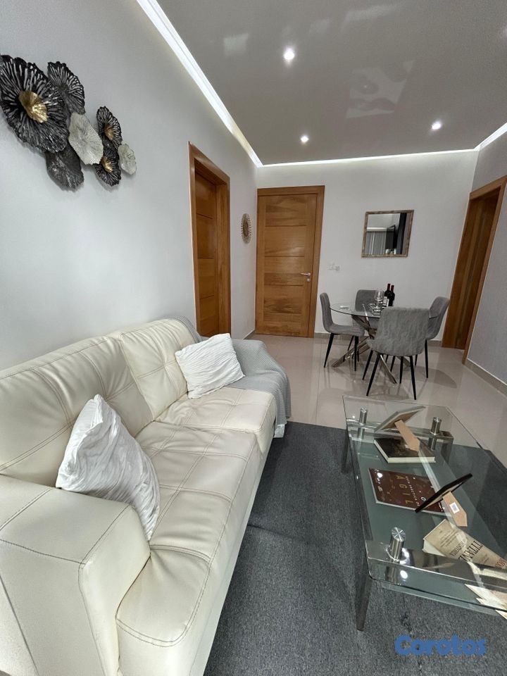 apartamentos - Se alquila apartamento con AMPLIA TERRAZA en Evaristo Morales 2