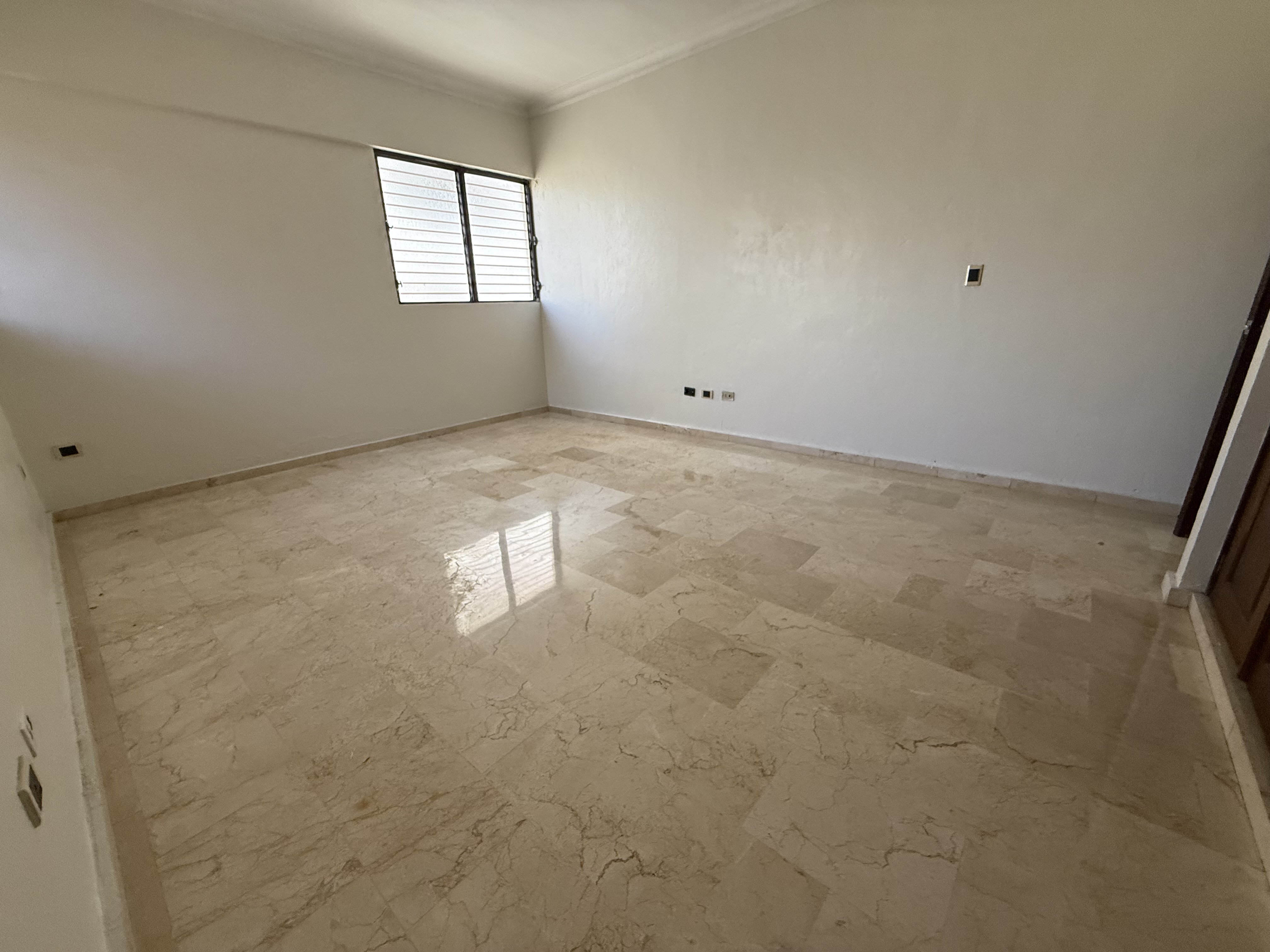 apartamentos - Alquiló Evaristo morales piso 4 tres hab con su ba 3