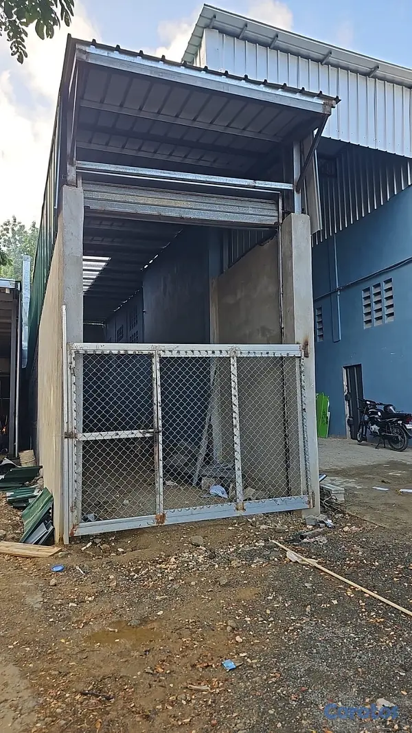 oficinas y locales comerciales - Alquilo nave de 100 Mts Santo Domingo Oeste  4