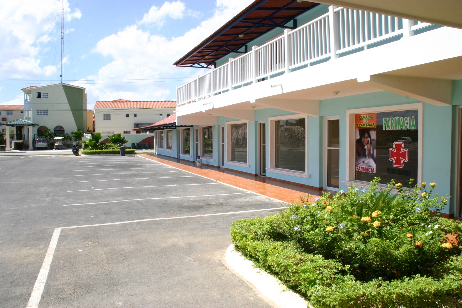 oficinas y locales comerciales - Plaza en venta en bávaro 2