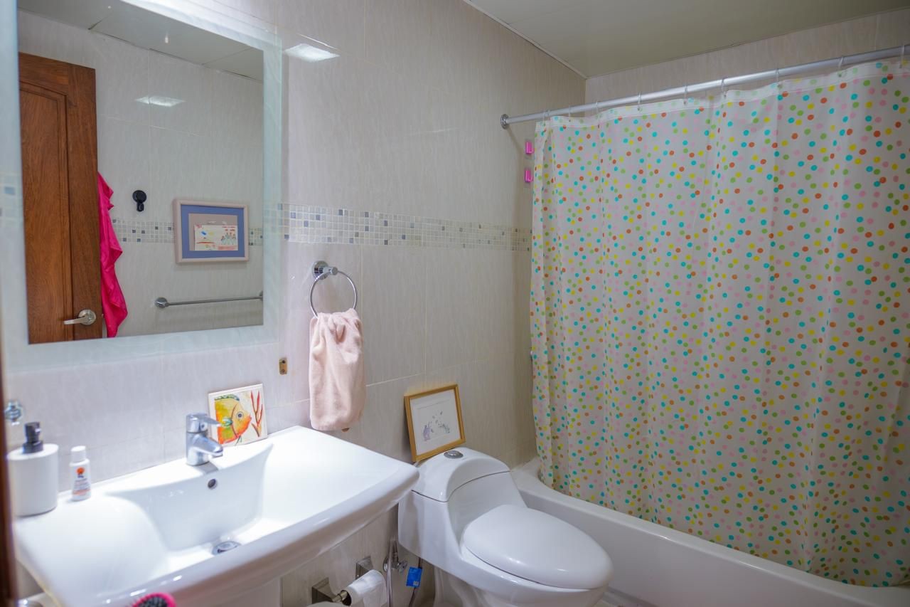 apartamentos - Vendo apartamento  en naco 8vo piso 
Precio USD$370,000.00 

Balcón amplio 
Sala 5