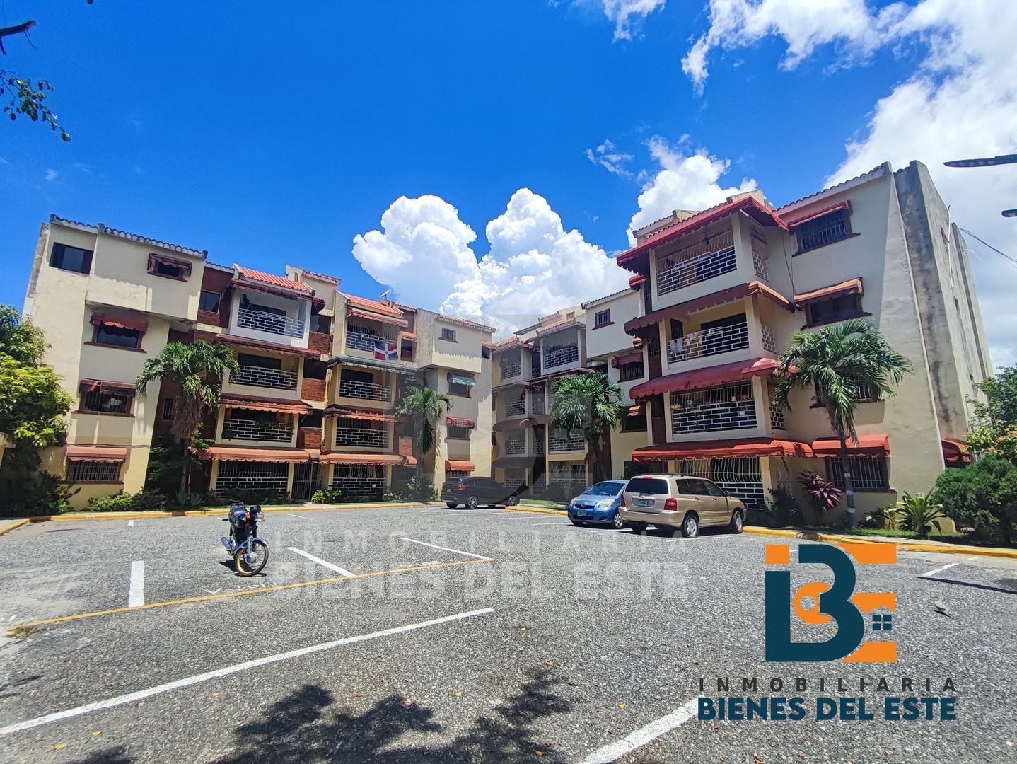apartamentos - Se Vende Amplio Apartamento Ubicado en el Centro de San Pedro 0