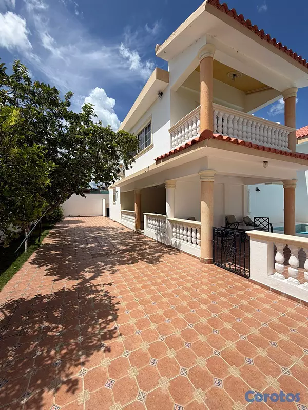 casas - Exclusiva Residencia en Baní | Piscina, Jardines y Amplios Espacios 9