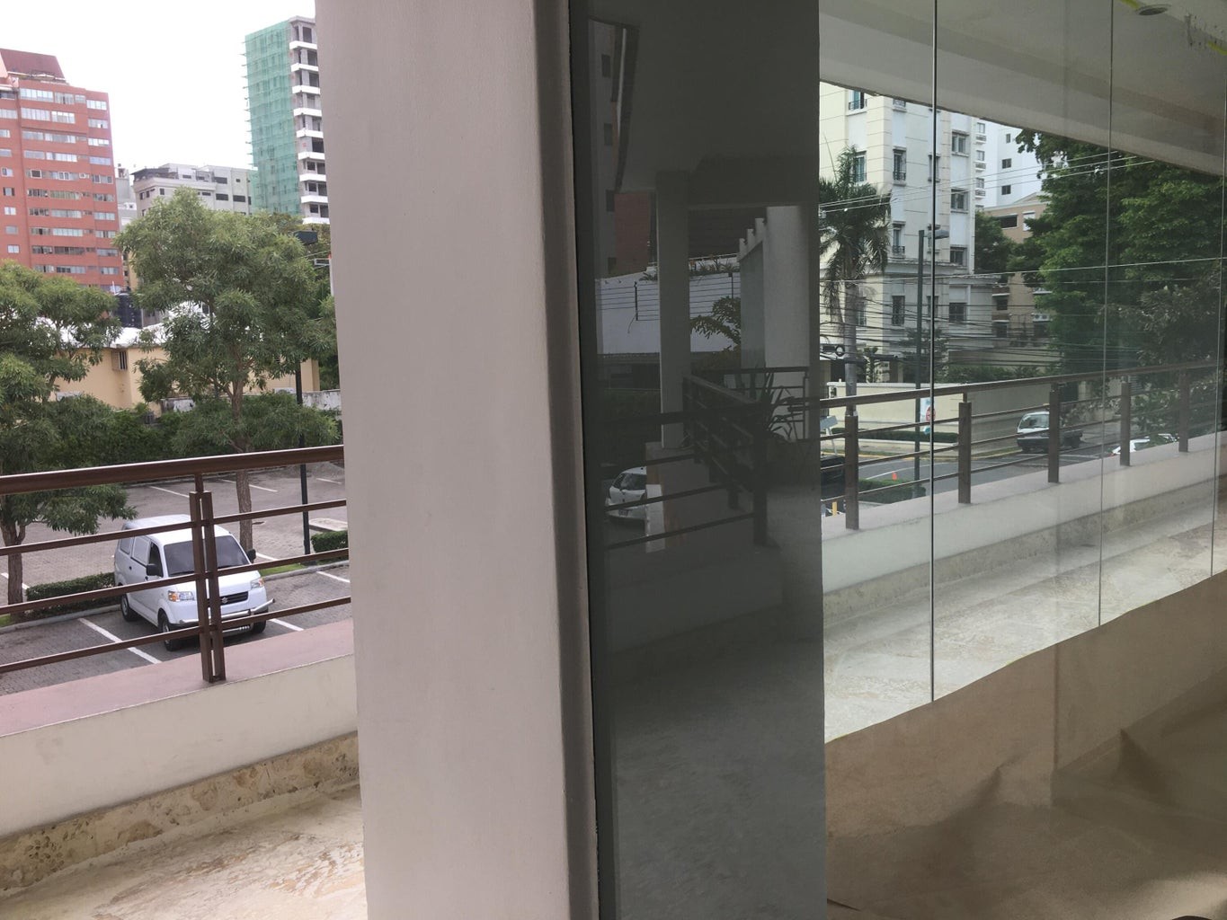 oficinas y locales comerciales - Amplio Local de 52 m2, se encuentra en el SEGUNDO NIVEL 2