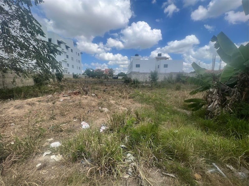 solares y terrenos - Venta de solar en la autopista de san Isidro Prado Oriental de 611mts 
