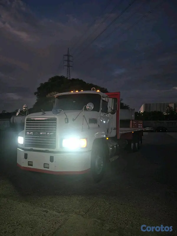 camiones y vehiculos pesados - plataforma Mack 1997, con 3 ejes 6