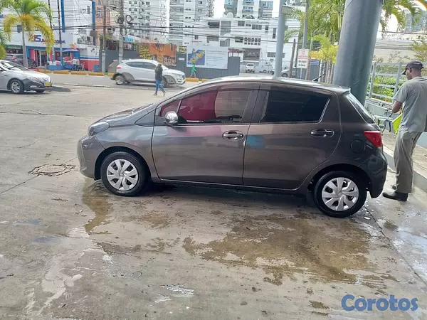 carros - Toyota Vitz 2017  9