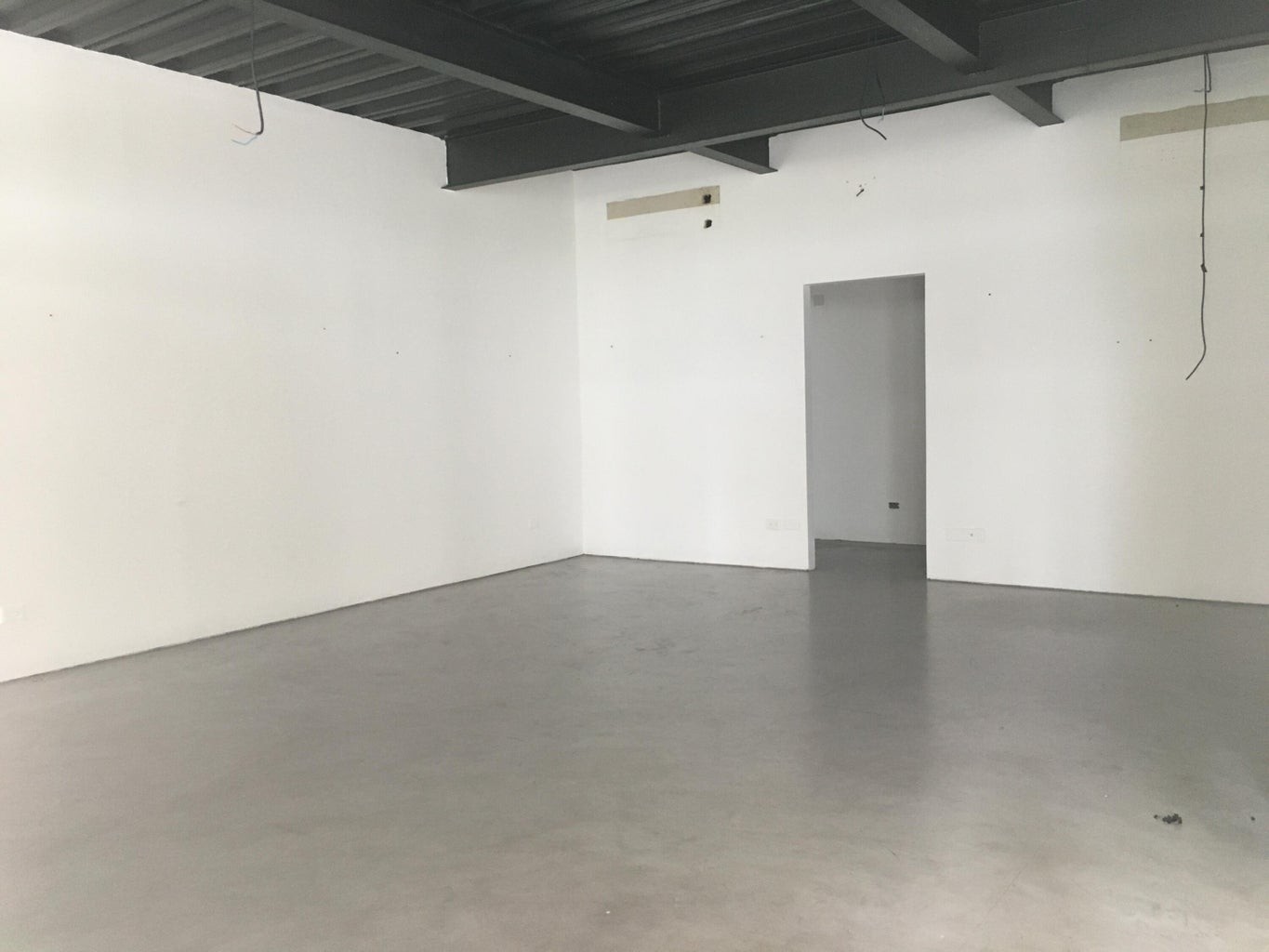 oficinas y locales comerciales - Amplio Local de 52 m2, se encuentra en el SEGUNDO NIVEL 4