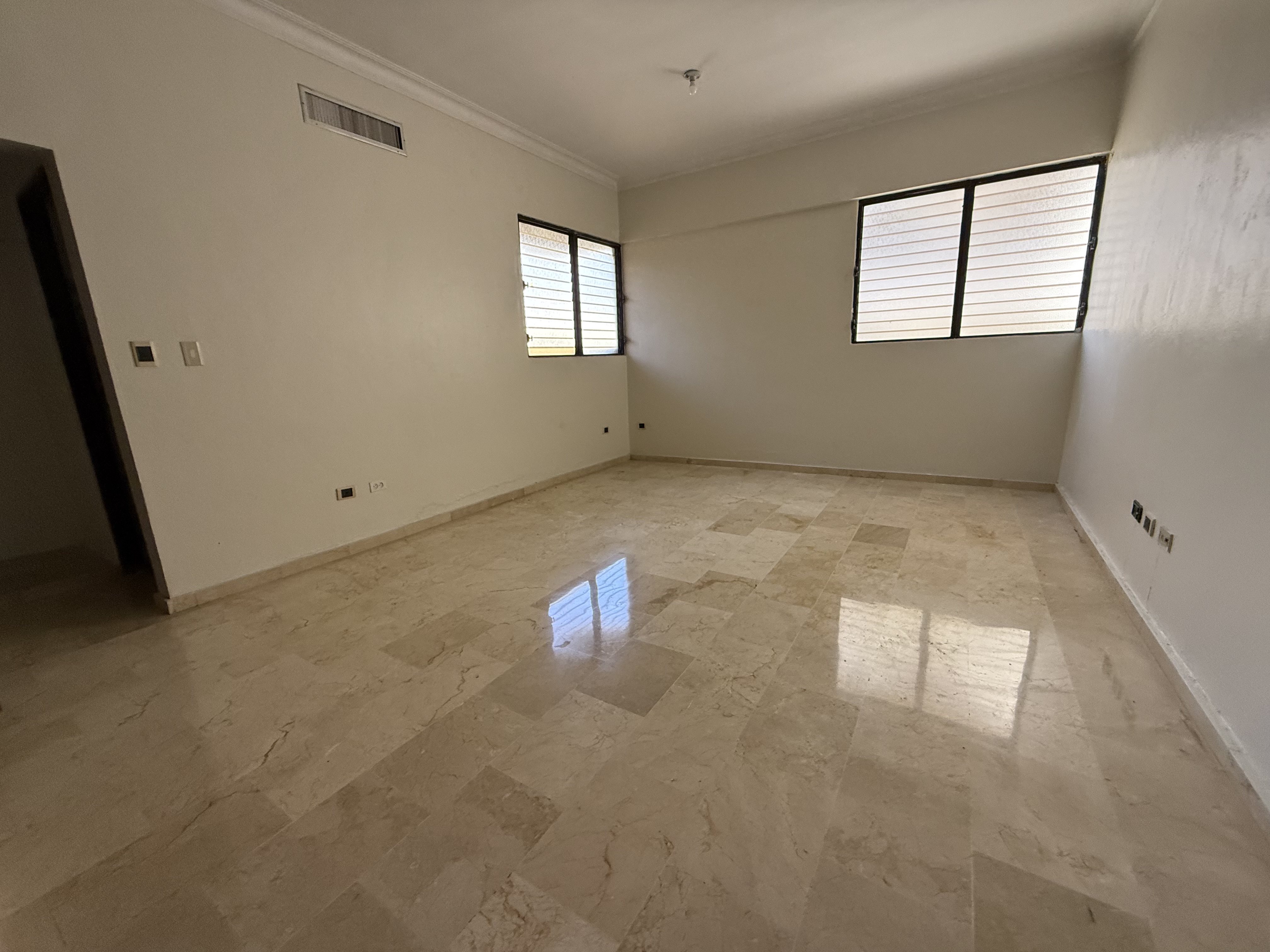 apartamentos - Alquiló Evaristo morales piso 4 tres hab con su ba 6