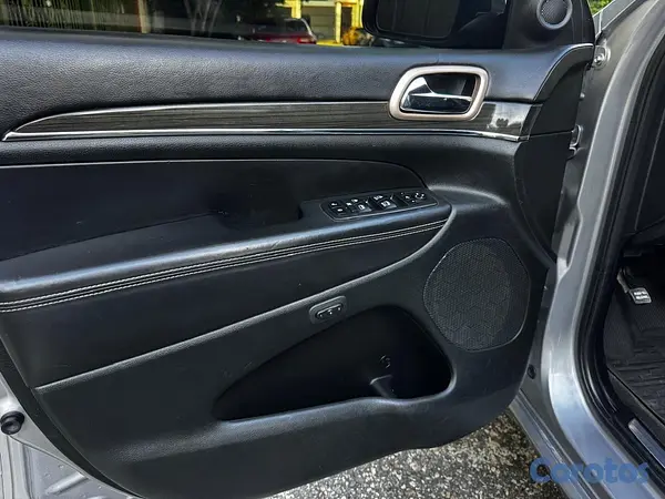 jeepetas y camionetas - Jeep Grand Cherokee 2014 en excelente condiciones  9